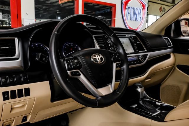Used 2019 Toyota Highlander XLE FWD image 15