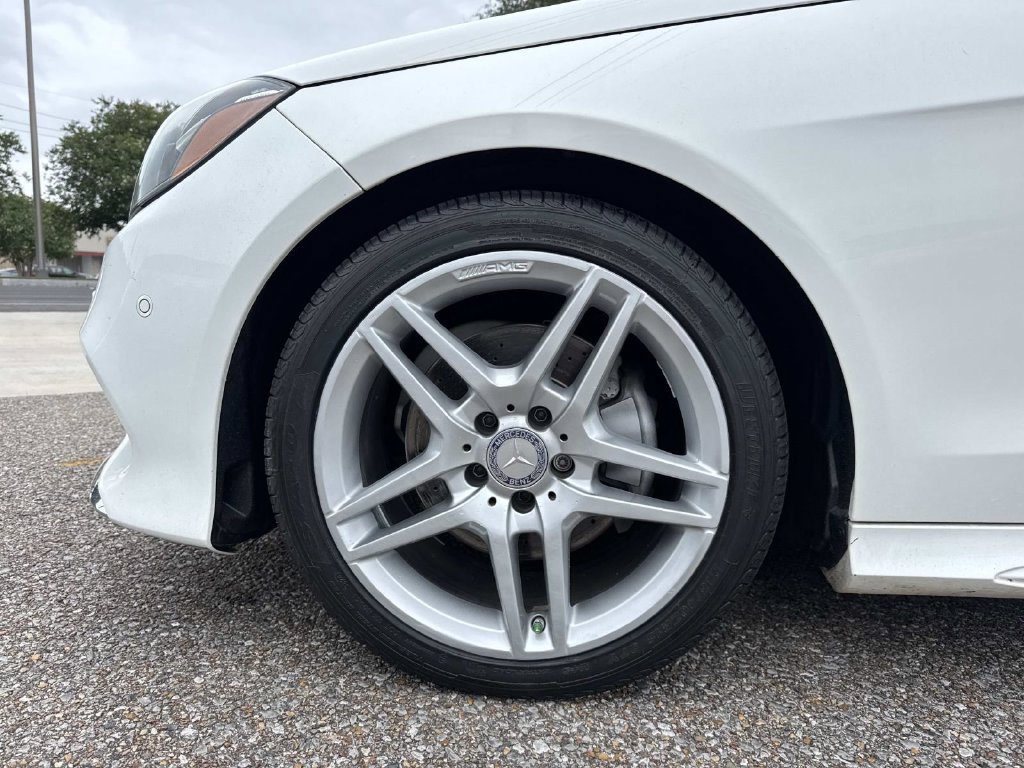 Used 2016 Mercedes-Benz E 400 Sedan image 4