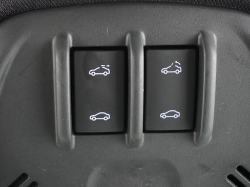 Used 2025 Chevrolet Trax RS w/ Sunroof Package FWD image 25