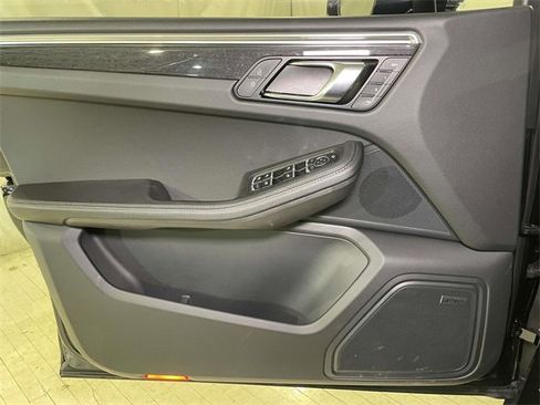 Certified 2025 Porsche Macan image 37