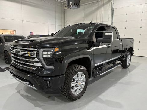 Used 2024 Chevrolet Silverado 2500 High Country w/ High Country Premium Package image 3