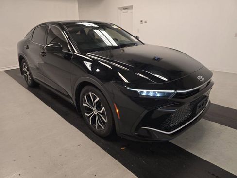 Used 2023 Toyota Crown Limited image 3