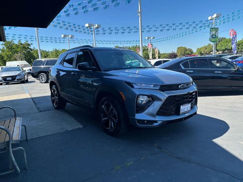 Used 2021 Chevrolet TrailBlazer RS w/ Technology Package image 2