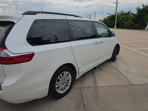 Used 2017 Toyota Sienna XLE Premium FWD image 3