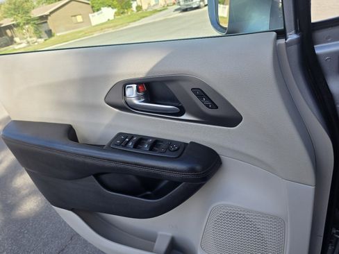 Used 2020 Chrysler Pacifica Touring-L w/ Tire & Wheel Group image 13