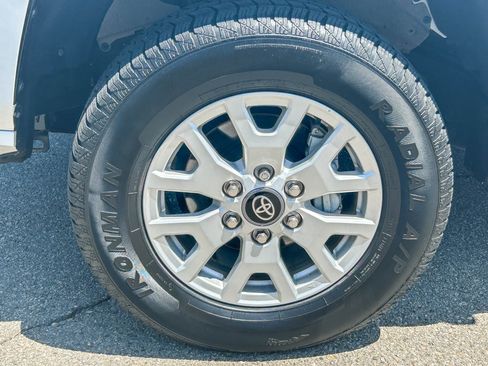 Used 2024 Toyota Tacoma SR5 AWD/4WD image 10