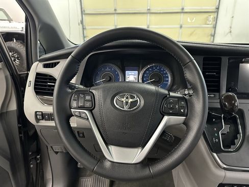 Used 2017 Toyota Sienna XLE w/ XLE Navigation Package AWD/4WD image 20
