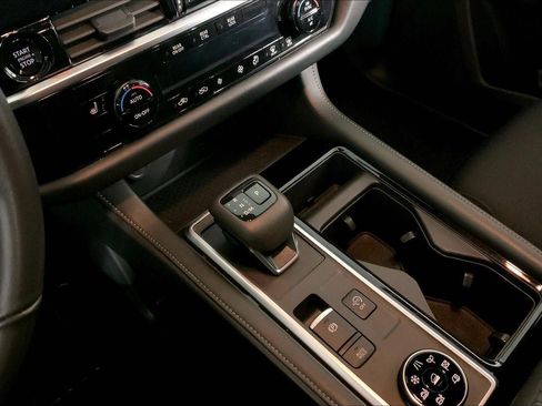 Used 2025 Nissan Pathfinder SV image 17