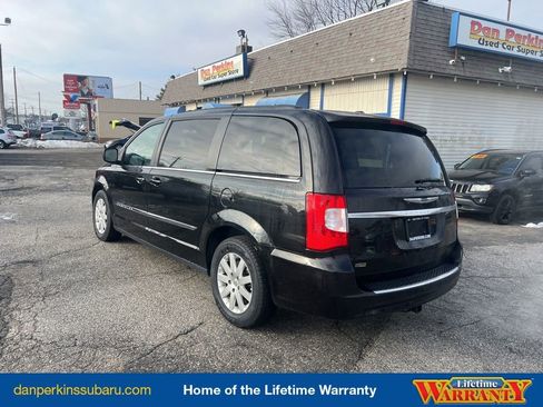 Used 2016 Chrysler Town & Country Touring image 3