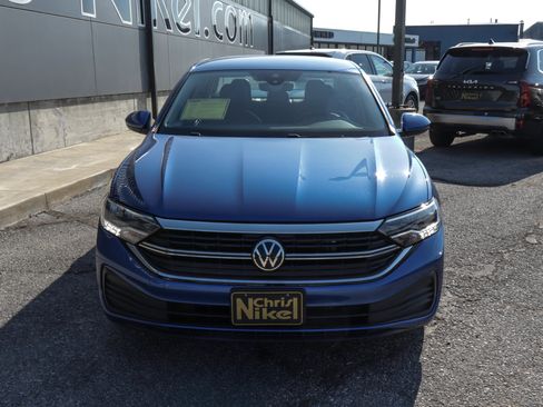 Used 2024 Volkswagen Jetta SE FWD image 2