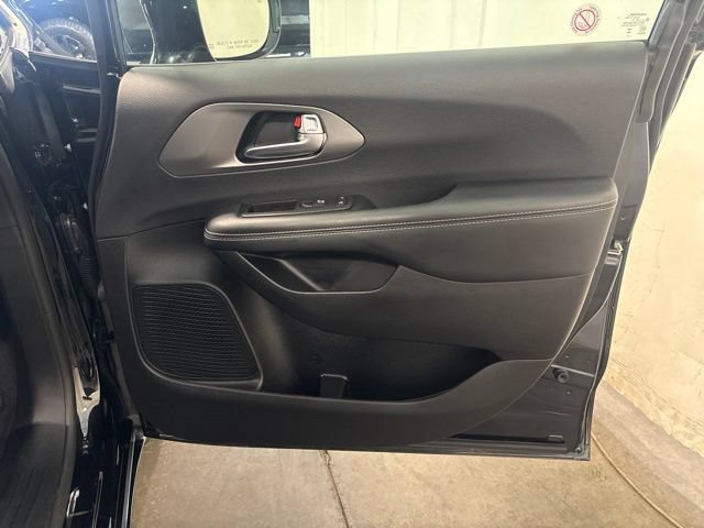 Used 2025 Chrysler Pacifica Select FWD image 34