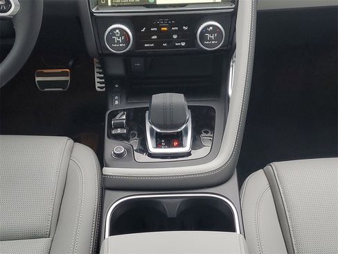 Used 2024 Jaguar E-PACE R-Dynamic SE image 27