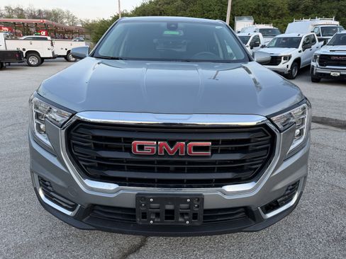 Used 2024 GMC Terrain SLE image 2