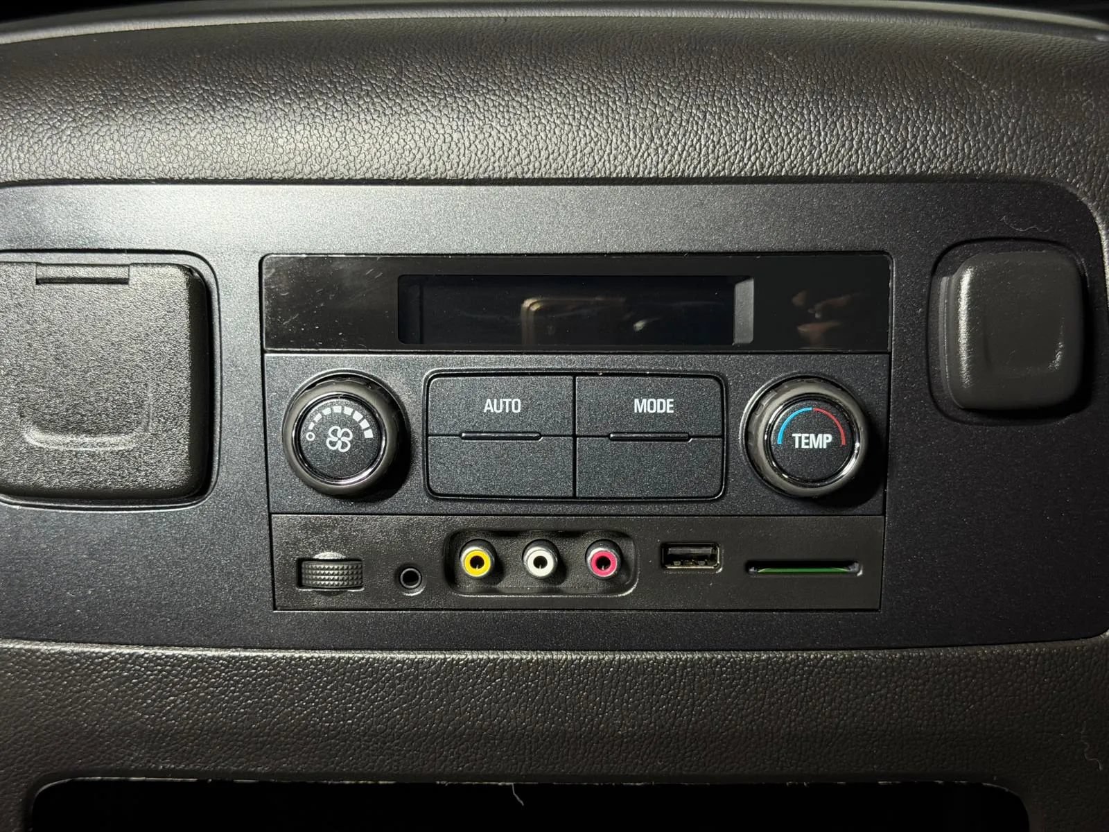 Used 2015 Chevrolet Suburban LT RWD image 25