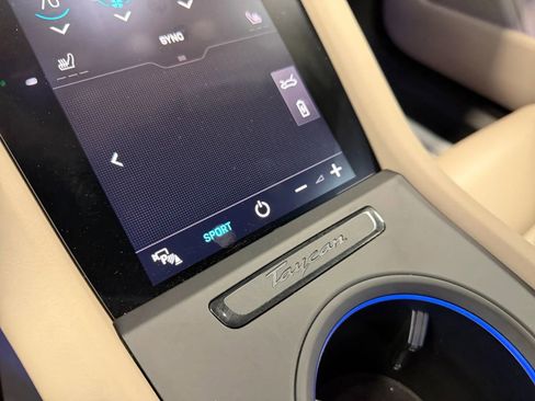 Used 2022 Porsche Taycan image 36