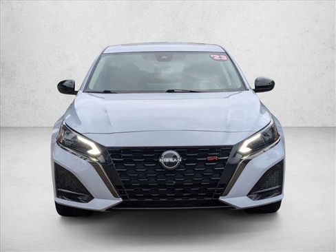 Used 2023 Nissan Altima 2.5 SR w/ SR Premium Package image 2