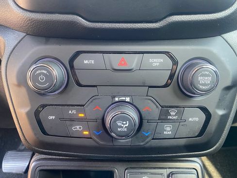 Used 2020 Jeep Renegade Altitude FWD image 24