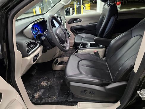 Certified 2024 Chrysler Pacifica Touring-L image 16