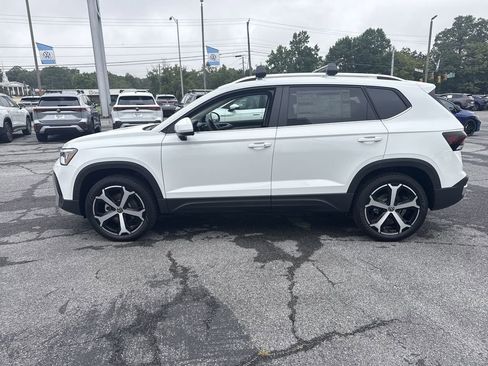 New 2025 Volkswagen Taos SEL image 3