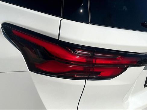 Used 2022 Chevrolet Traverse LT w/ LPO, Cargo Package image 21