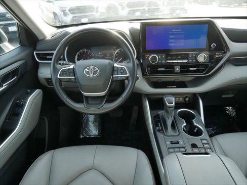 Certified 2023 Toyota Highlander XLE image 12