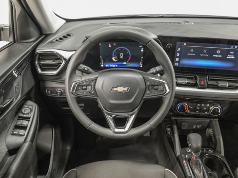 Used 2024 Chevrolet TrailBlazer LT w/ LT Cold Weather Package AWD/4WD image 16