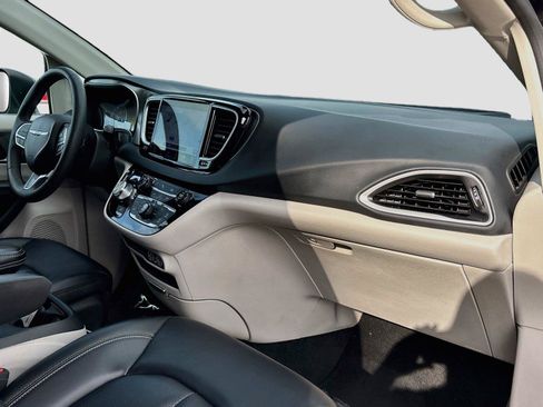 Used 2023 Chrysler Pacifica Touring-L FWD image 29