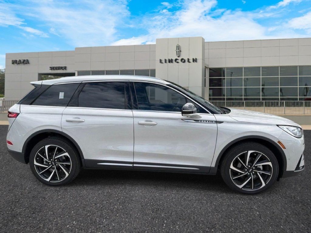 Used 2023 Lincoln Corsair Reserve w/ Equipment Group 202A FWD image 2