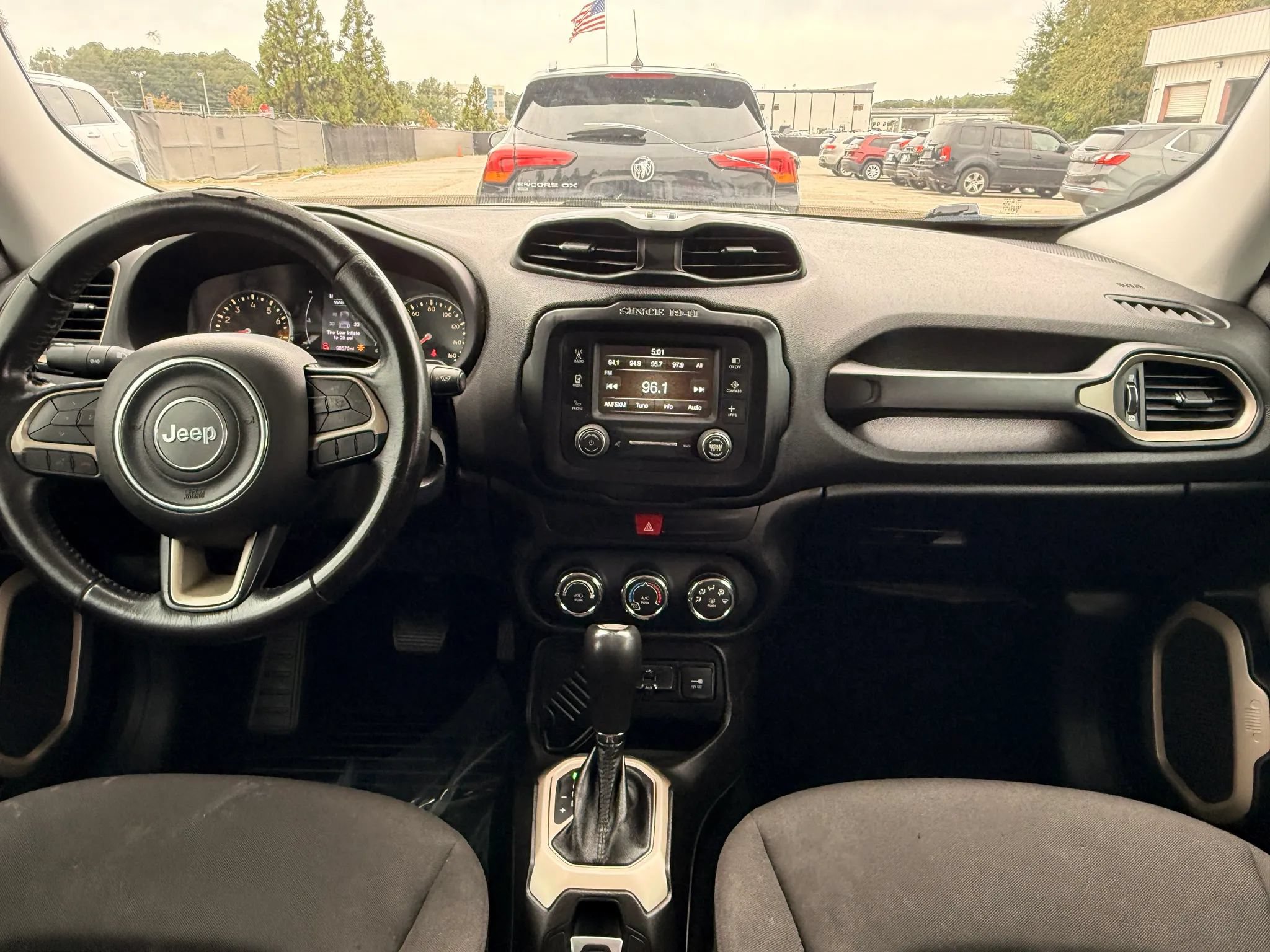 Used 2017 Jeep Renegade Latitude FWD image 3