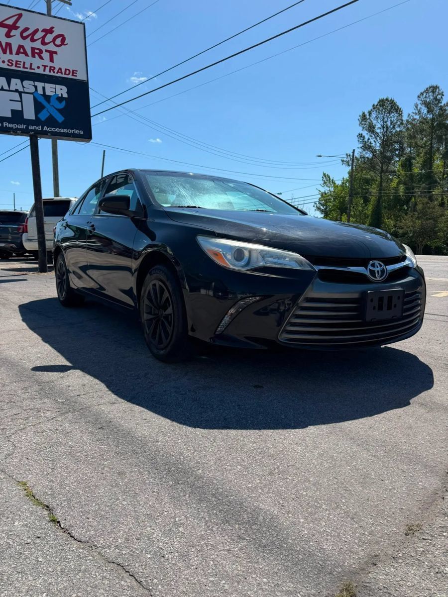 Used 2017 Toyota Camry LE FWD image 1