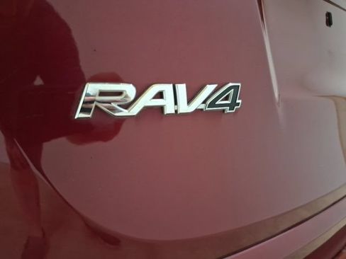 Used 2018 Toyota RAV4 LE FWD image 9