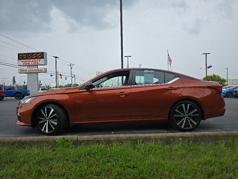 Used 2022 Nissan Altima 2.5 SR FWD image 11