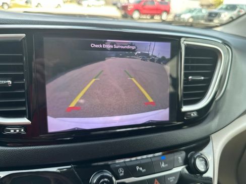 Used 2023 Chrysler Pacifica Touring-L FWD image 22
