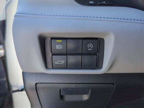 Used 2023 Toyota Highlander XLE FWD image 16
