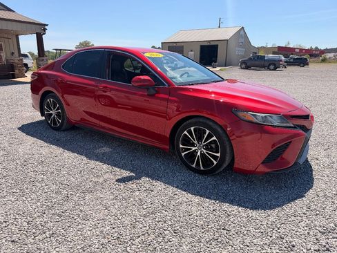 Used 2020 Toyota Camry SE image 3