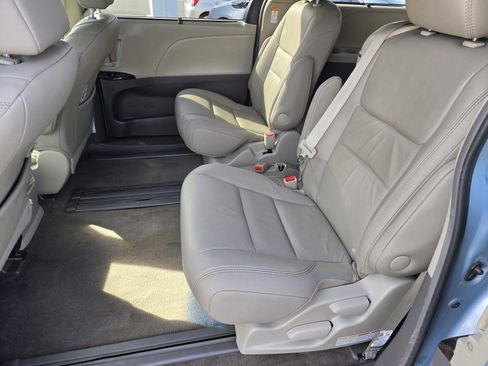 Used 2017 Toyota Sienna XLE image 12