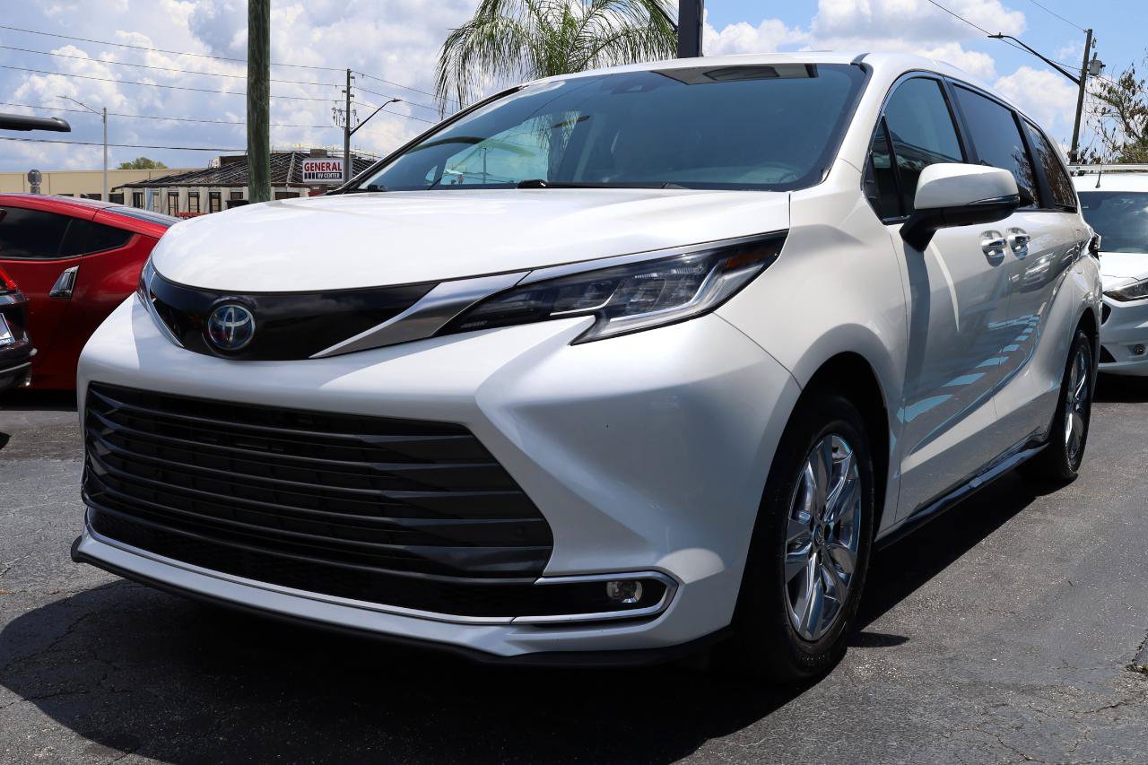 Used 2024 Toyota Sienna Limited FWD image 2