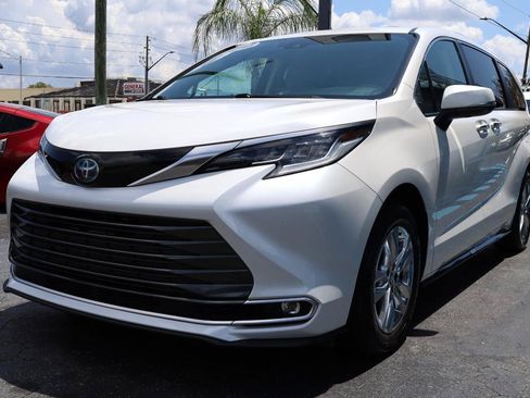 Used 2024 Toyota Sienna Limited FWD image 2