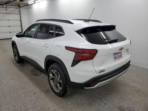 Used 2025 Chevrolet Trax LT w/ LT Convenience Package image 6