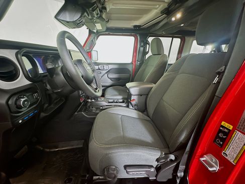 Used 2025 Jeep Wrangler Willys image 13
