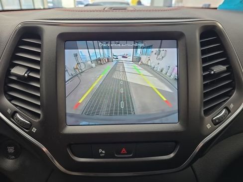 Used 2019 Jeep Cherokee Trailhawk w/ Cold Weather Group image 19