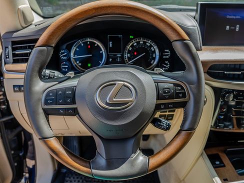 Used 2020 Lexus LX 570 4WD w/ Luxury Package image 15