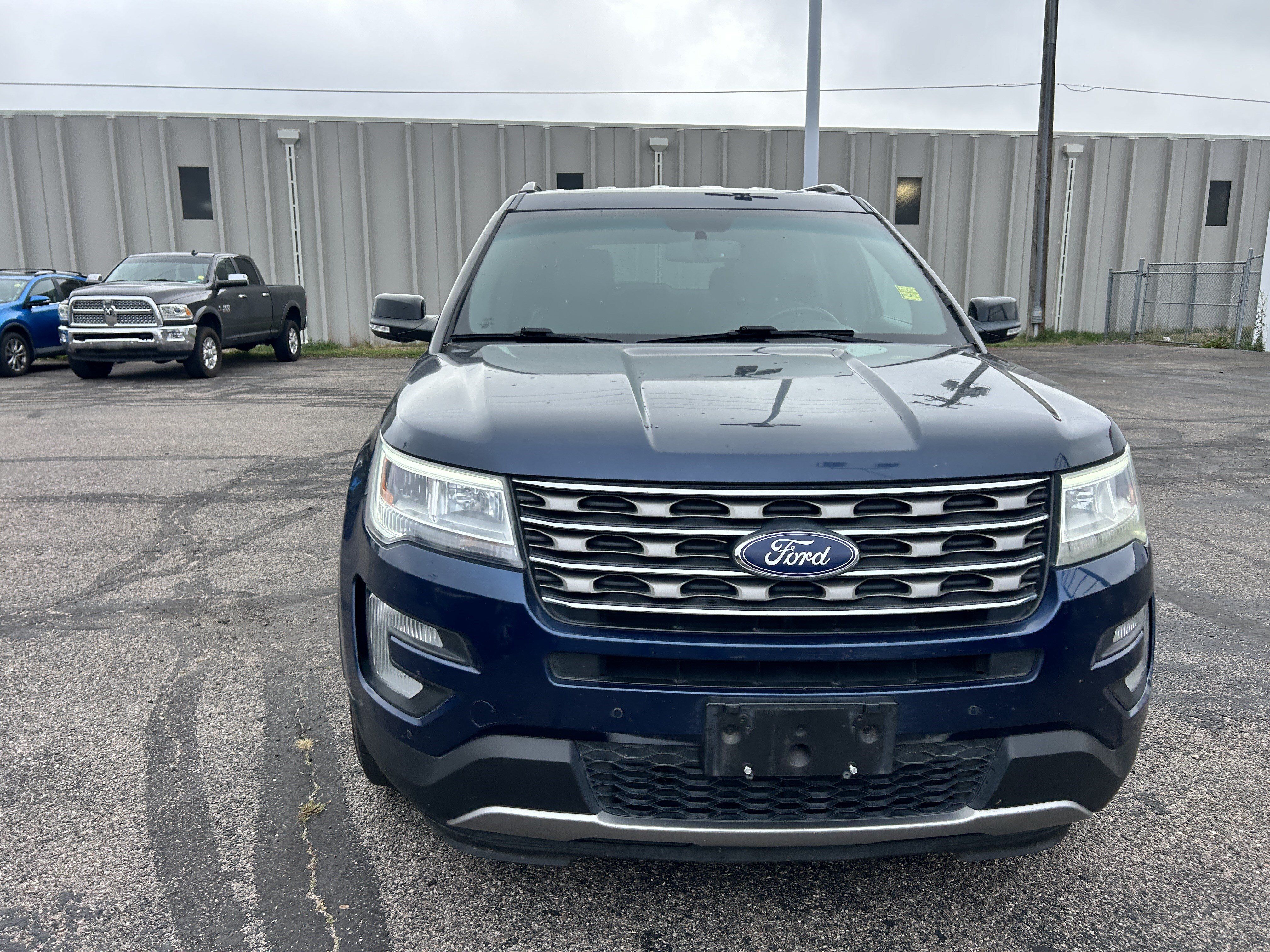 Used 2017 Ford Explorer XLT w/ Equipment Group 202A AWD/4WD image 8
