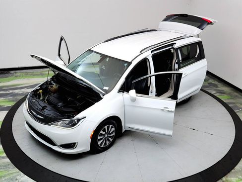 Used 2020 Chrysler Pacifica Touring-L Plus FWD image 37