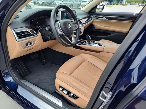 Used 2022 BMW 750i xDrive w/ Executive Package AWD/4WD image 2