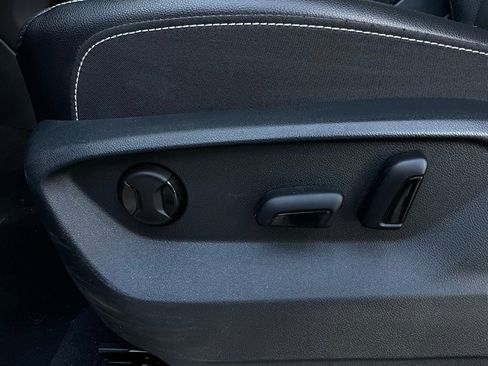 Used 2025 Volkswagen Atlas SE image 11