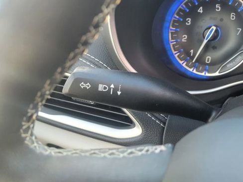 Used 2022 Chrysler Pacifica Touring-L image 33