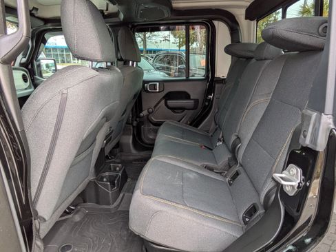 Used 2024 Jeep Gladiator Sport image 18