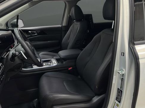 Certified 2025 Kia Carnival SX Prestige FWD image 9