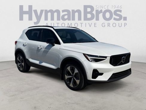 Used 2023 Volvo XC40 B5 Plus image 1